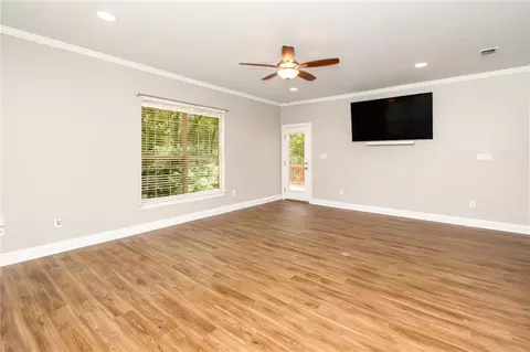 Living - 5913 Antoine Rd, Mobile, AL 36693 photo 4 of 8