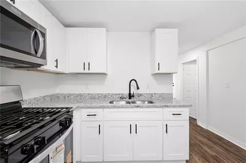 Kitchen - 377 Tuttle Ave, Mobile, AL 36604 photo 3 of 4