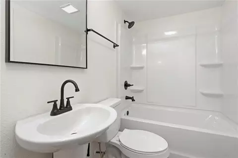 Bath - 377 Tuttle Ave, Mobile, AL 36604 photo 1 of 4