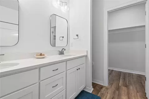 Bath - 914 Stuart Dr W, Mobile, AL 36605 photo 2 of 3