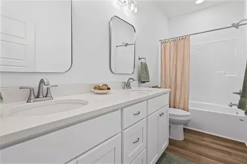 Bath - 914 Stuart Dr W, Mobile, AL 36605 photo 3 of 3
