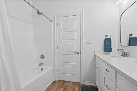 Bath - 914 Stuart Dr W, Mobile, AL 36605 photo 1 of 3
