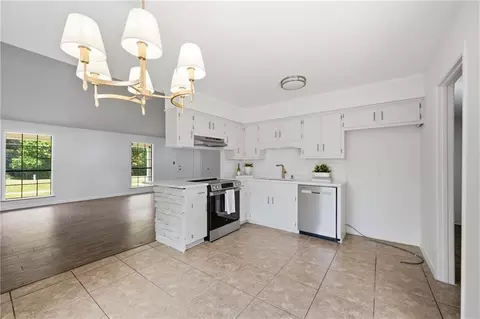 Kitchen - 2863 Cottage Glenn Dr E, Mobile, AL 36695 photo 2 of 9