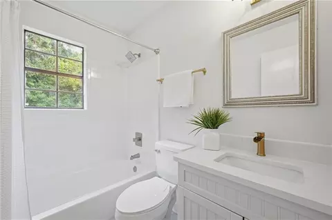 Bath - 2863 Cottage Glenn Dr E, Mobile, AL 36695 photo 3 of 4