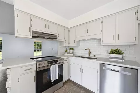 Kitchen - 2863 Cottage Glenn Dr E, Mobile, AL 36695 photo 4 of 9