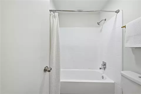 Bath - 2863 Cottage Glenn Dr E, Mobile, AL 36695 photo 2 of 4