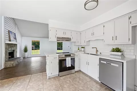 Kitchen - 2863 Cottage Glenn Dr E, Mobile, AL 36695 photo 3 of 9
