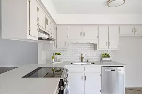 Kitchen - 2863 Cottage Glenn Dr E, Mobile, AL 36695 photo 7 of 9