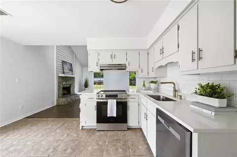 Kitchen - 2863 Cottage Glenn Dr E, Mobile, AL 36695 photo 5 of 9