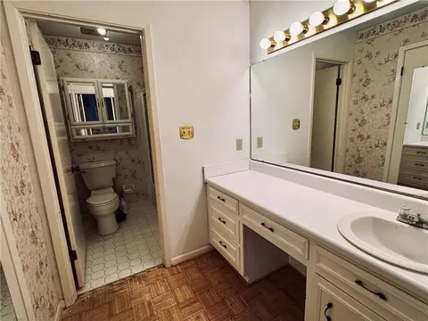 Bath - 8 Cobblestone Way W, Mobile, AL 36608 photo 2 of 2