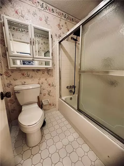 Bath - 8 Cobblestone Way W, Mobile, AL 36608 photo 1 of 2