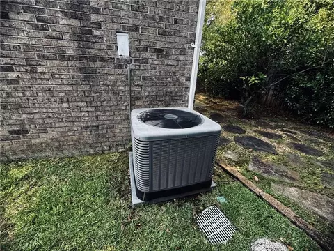 Exterior - 8 Cobblestone Way W, Mobile, AL 36608 photo 5 of 8