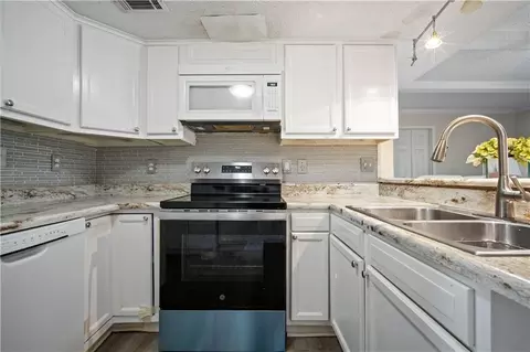 Kitchen - 4017 Cottage Hill Rd #73, Mobile, AL 36609 photo 2 of 3