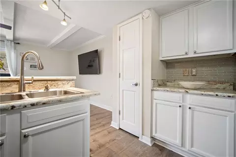 Kitchen - 4017 Cottage Hill Rd #73, Mobile, AL 36609 photo 3 of 3
