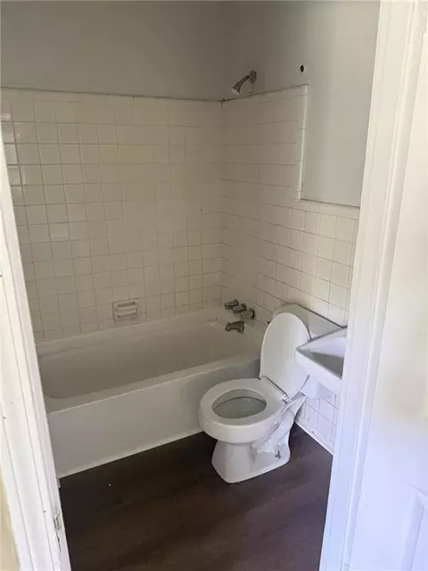 Bath - 3232 Morgan Rd, Mobile, AL 36605 photo 1 of 2