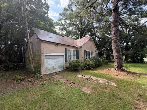 Exterior - 320 Snyder Dr, Mobile, AL 36610 photo 4 of 5
