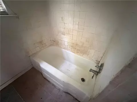 Bath - 320 Snyder Dr, Mobile, AL 36610 photo 3 of 4