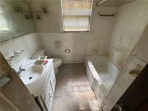 Bath - 320 Snyder Dr, Mobile, AL 36610 photo 1 of 4