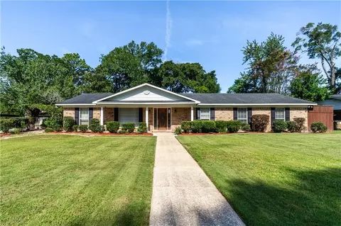 814 Pinemont Dr, Mobile, AL 36609