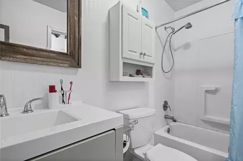 Bath - 5254 Border Dr S, Mobile, AL 36608 photo 1 of 3