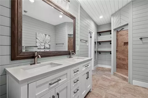 Bath - 2932 Squire Ln, Mobile, AL 36695 photo 2 of 7