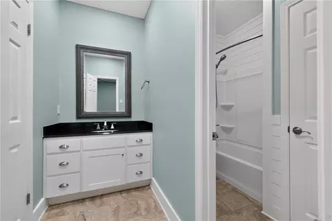 Bath - 2932 Squire Ln, Mobile, AL 36695 photo 4 of 7