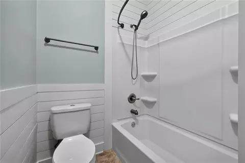Bath - 2932 Squire Ln, Mobile, AL 36695 photo 5 of 7