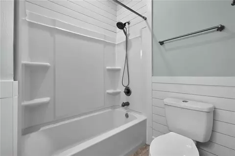 Bath - 2932 Squire Ln, Mobile, AL 36695 photo 6 of 7