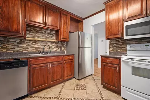 Kitchen - 111 Esplanade Ave, Mobile, AL 36606 photo 2 of 3