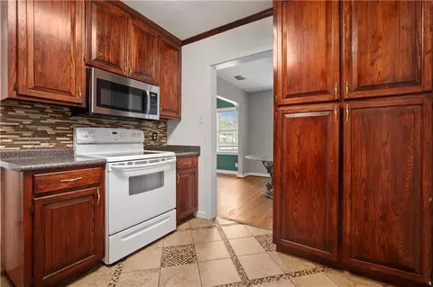 Kitchen - 111 Esplanade Ave, Mobile, AL 36606 photo 3 of 3