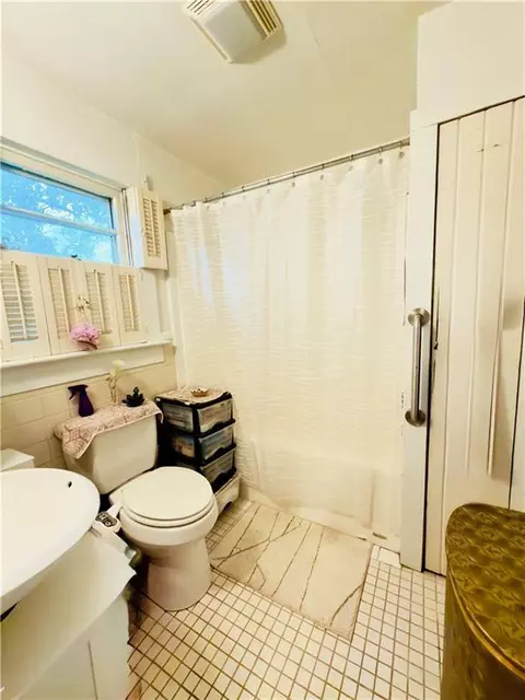 Bath - 2751 Longleaf Dr, Mobile, AL 36693 photo 2 of 5