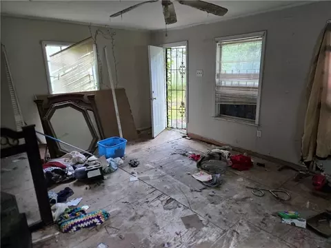Living - 2069 Holmes Dr, Mobile, AL 36605 photo 2 of 4