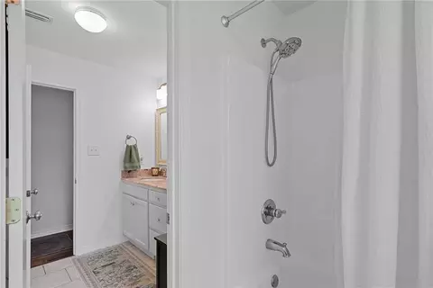 Bath - 3908 Pembrocke Ave, Mobile, AL 36608 photo 4 of 7
