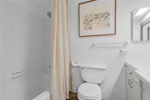 Bath - 3908 Pembrocke Ave, Mobile, AL 36608 photo 6 of 7