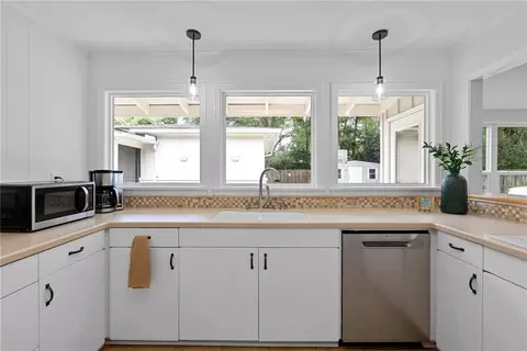 Kitchen - 3908 Pembrocke Ave, Mobile, AL 36608 photo 3 of 3