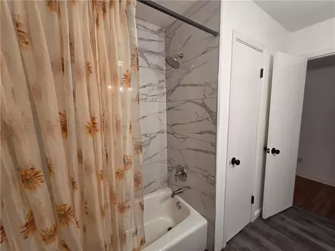 Bath - 1951 Highland Forest Dr, Mobile, AL 36618 photo 3 of 4