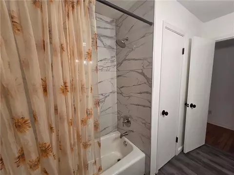 Bath - 1951 Highland Forest Dr, Mobile, AL 36618 photo 4 of 4