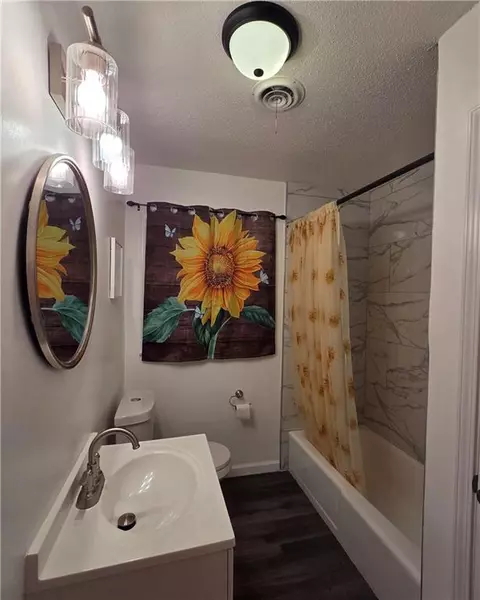 Bath - 1951 Highland Forest Dr, Mobile, AL 36618 photo 2 of 4