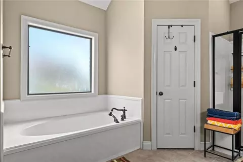 Bath - 2245 Turtle Creek Ln E, Mobile, AL 36695 photo 2 of 4