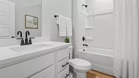 Bath - 1053 Realm Rd E, Mobile, AL 36608 photo 3 of 3