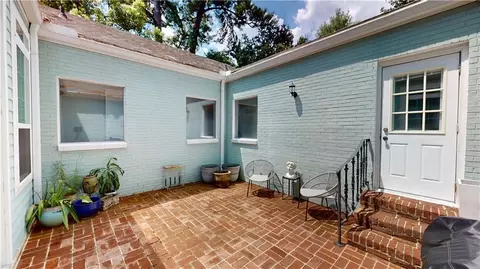 Exterior - 300 Bromley Pl, Mobile, AL 36606 photo 4 of 7