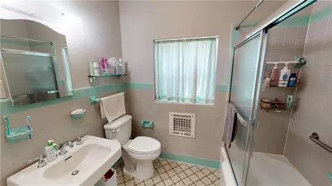 Bath - 300 Bromley Pl, Mobile, AL 36606 photo 2 of 5