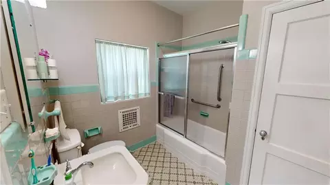 Bath - 300 Bromley Pl, Mobile, AL 36606 photo 1 of 5
