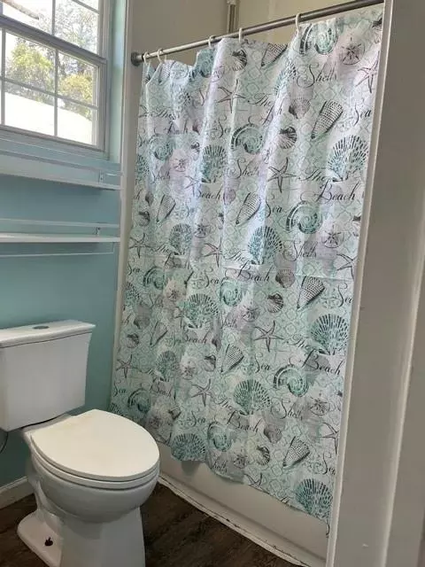 Bath - 116 Carlen St N, Mobile, AL 36607 photo 3 of 12