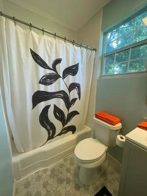 Bath - 116 Carlen St N, Mobile, AL 36607 photo 8 of 12