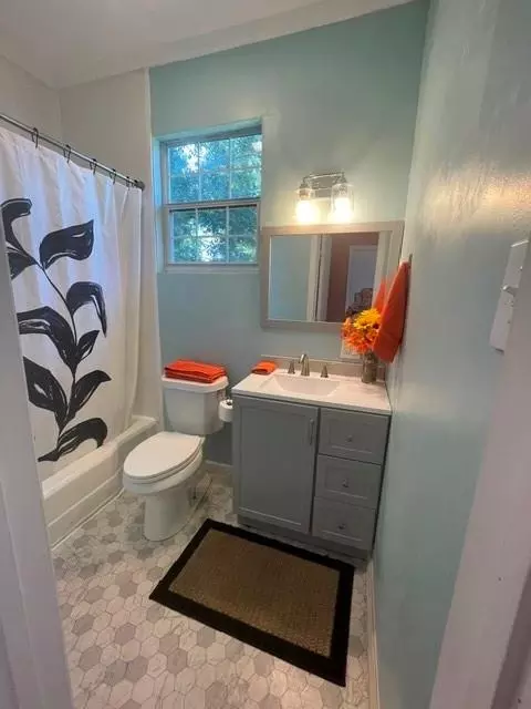 Bath - 116 Carlen St N, Mobile, AL 36607 photo 10 of 12