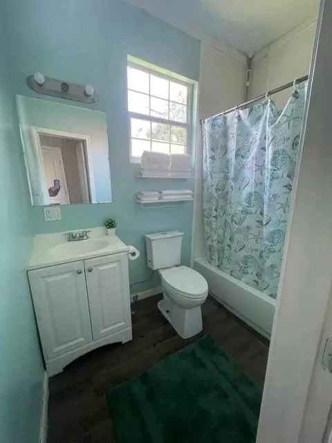 Bath - 116 Carlen St N, Mobile, AL 36607 photo 2 of 12