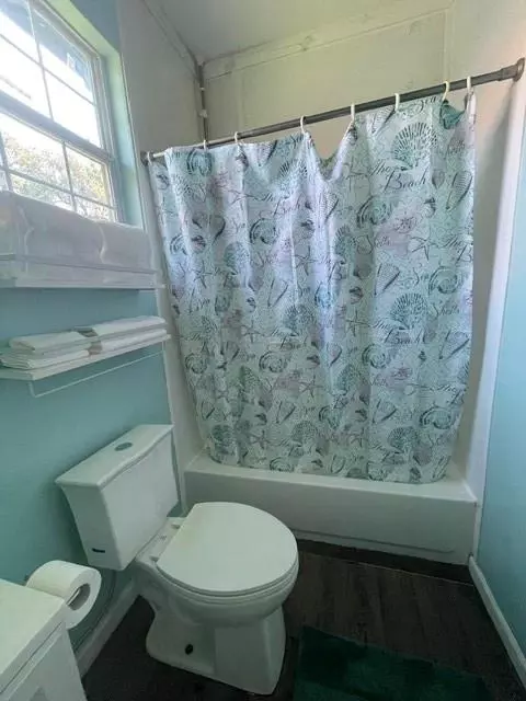 Bath - 116 Carlen St N, Mobile, AL 36607 photo 1 of 12