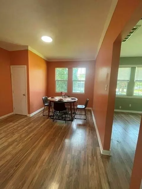 Dining - 116 Carlen St N, Mobile, AL 36607 photo 2 of 4