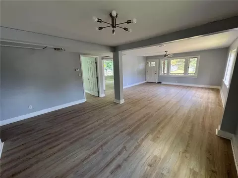 Living - 304 Pelham St, Chickasaw, AL 36611 photo 4 of 4